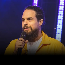 Imagem do Murilo Gun no palco como MC