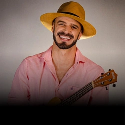 Imagem do Rafinha Acústico segurando um ukulele na mão